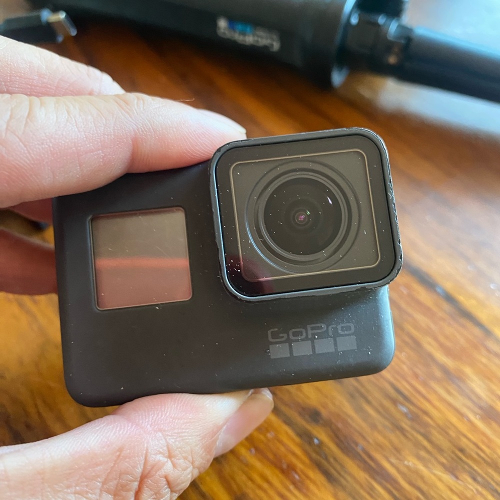 Go Pro Hero 6 with 3 way selfie stick and x2🔋with charger (no sd card)